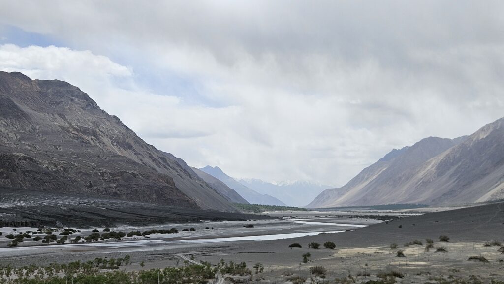 Khardung La Nubra Valley Pangong itinerary - Riding to Shyok war memorial